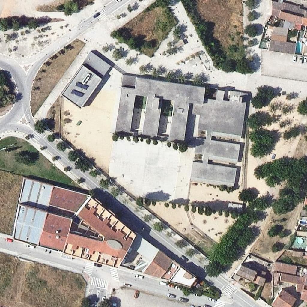 Вид згори на територію школи «Escola Mogent»