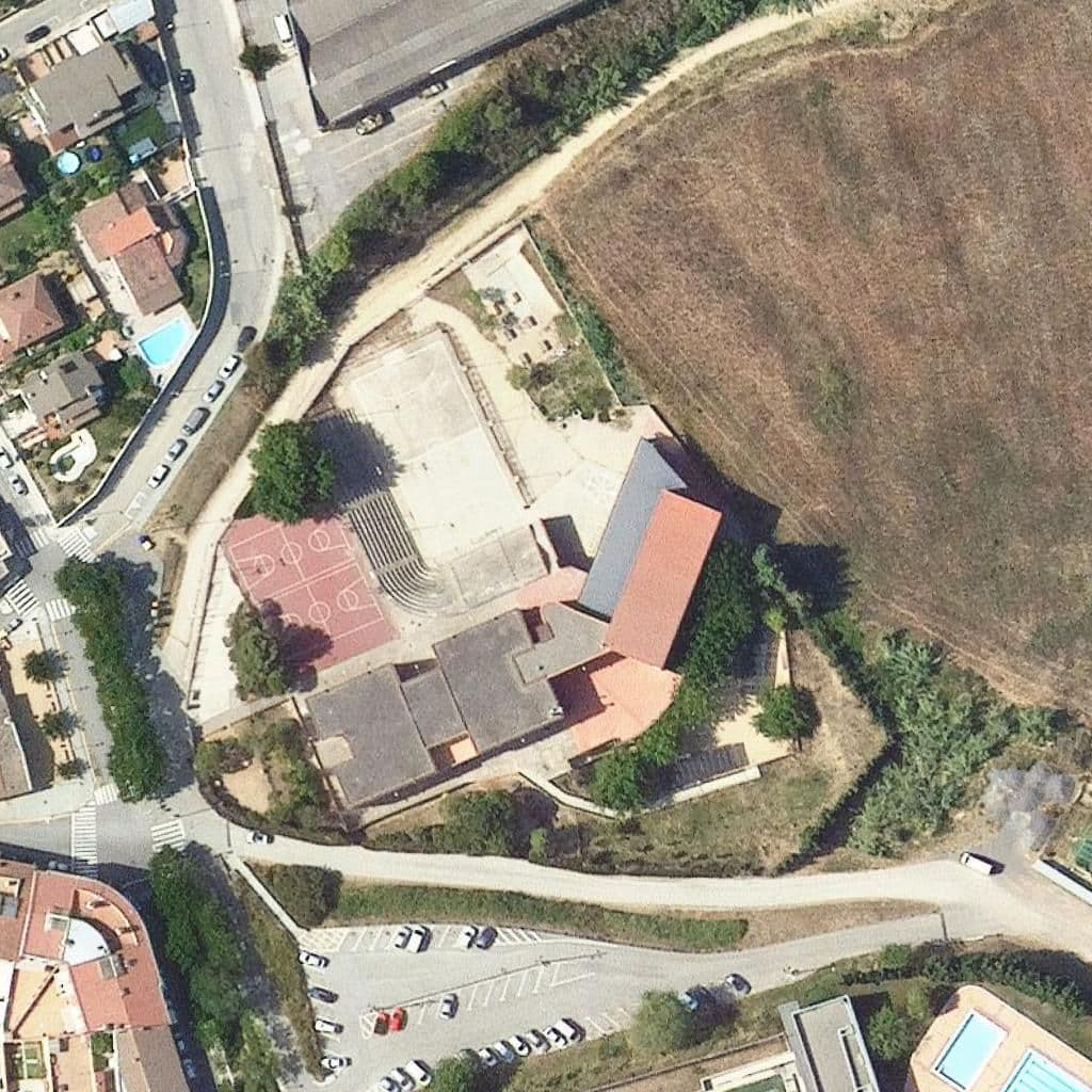 Вид згори на територію школи «Escola De La Vila»