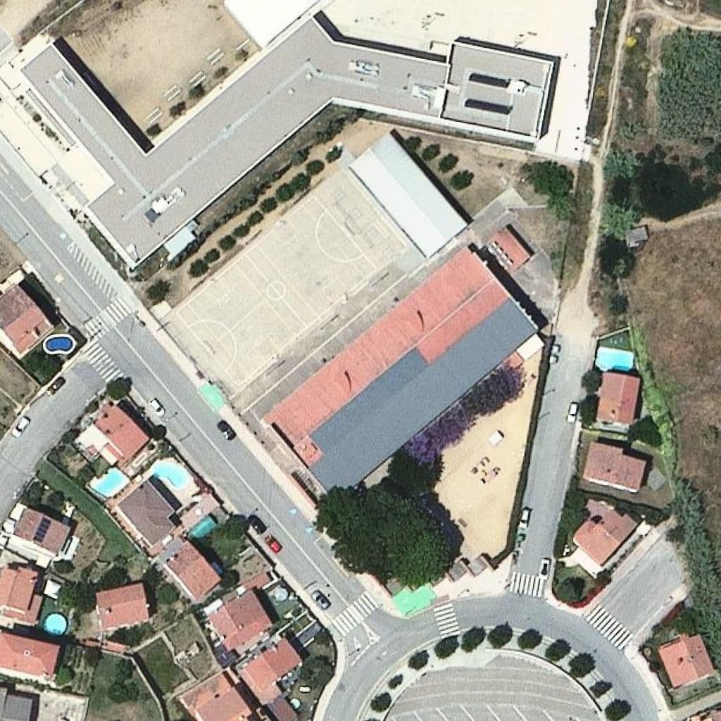 Вид згори на територію школи «Escola Mediterrània»