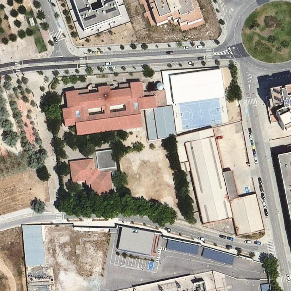 Вид згори на територію школи «Escola Joaquim Cusí I Furtunet»