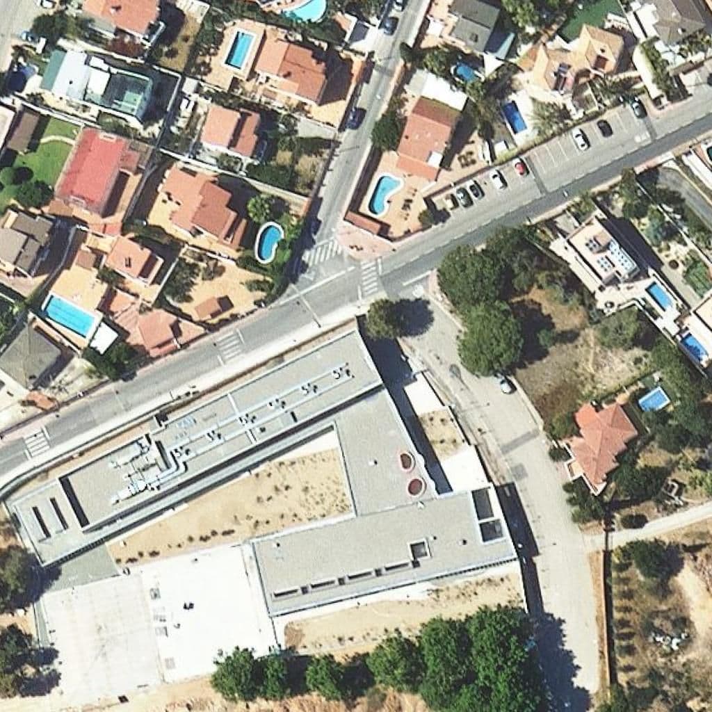 Вид згори на територію школи «Escola Agnès De Sitges»
