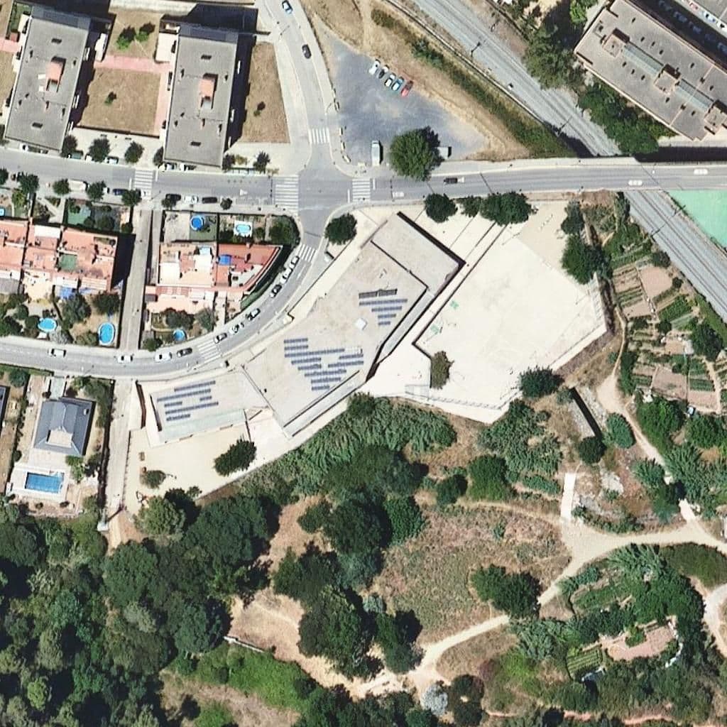 Вид згори на територію школи «Escola De Sant Andreu De La Barca»