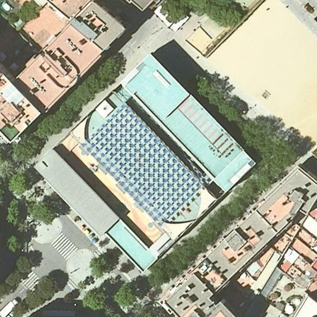 Вид сверху на территорию школы «Escola Sant Martí»