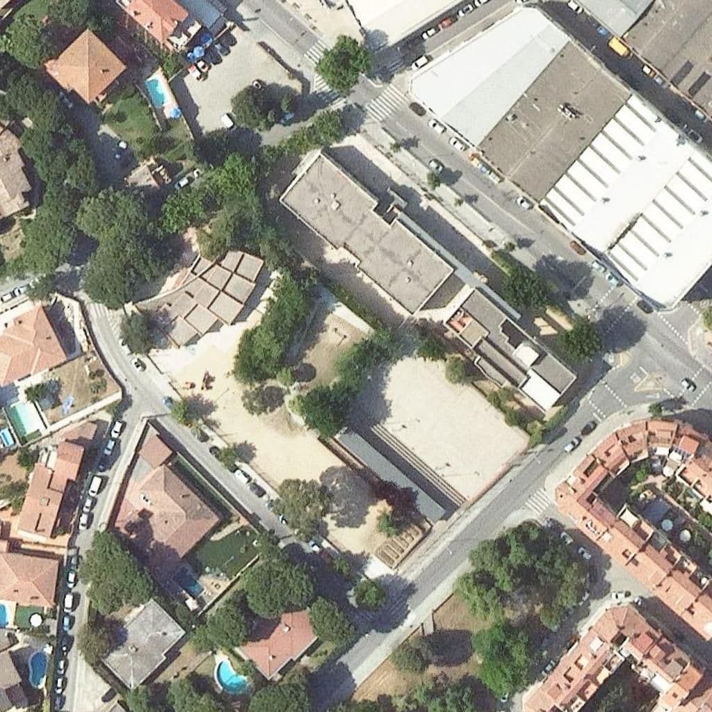 Вид згори на територію школи «Escola Xarau»
