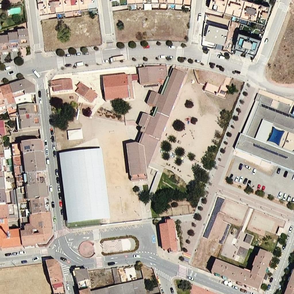 Вид згори на територію школи «Escola Monsenyor Gibert»