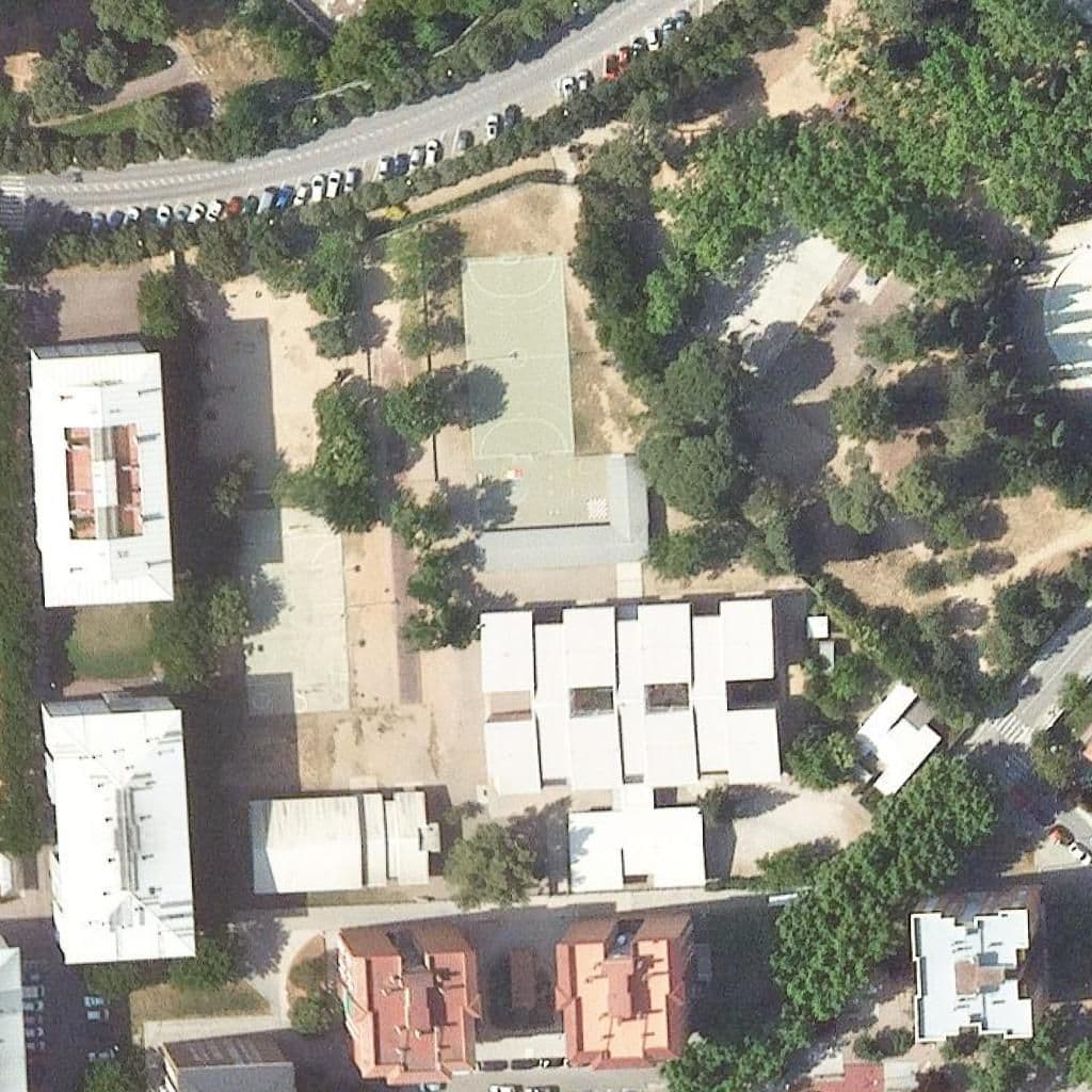 Вид згори на територію школи «Escola Serraparera»