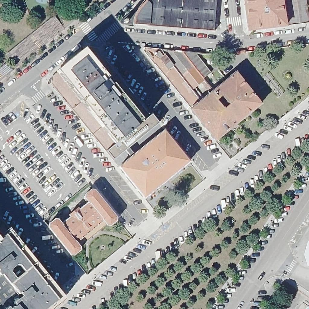 Вид згори на територію школи «Ayuntamiento de Laredo»