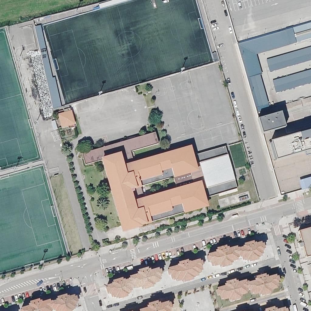 Вид сверху на территорию школы «Centro de Profesorado de Santander (CEP)»