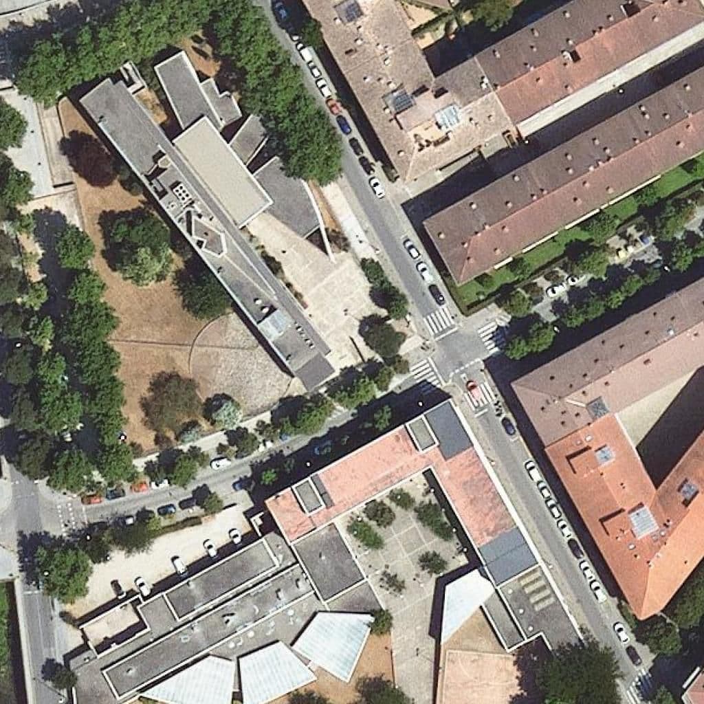 Вид сверху на территорию школы «Eoi De Girona»