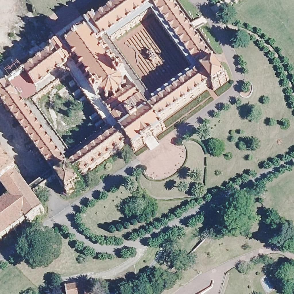 Вид сверху на территорию школы «Centro Universitario CIESE-Comillas (centro adscrito a la Universidad de Cantabria)»