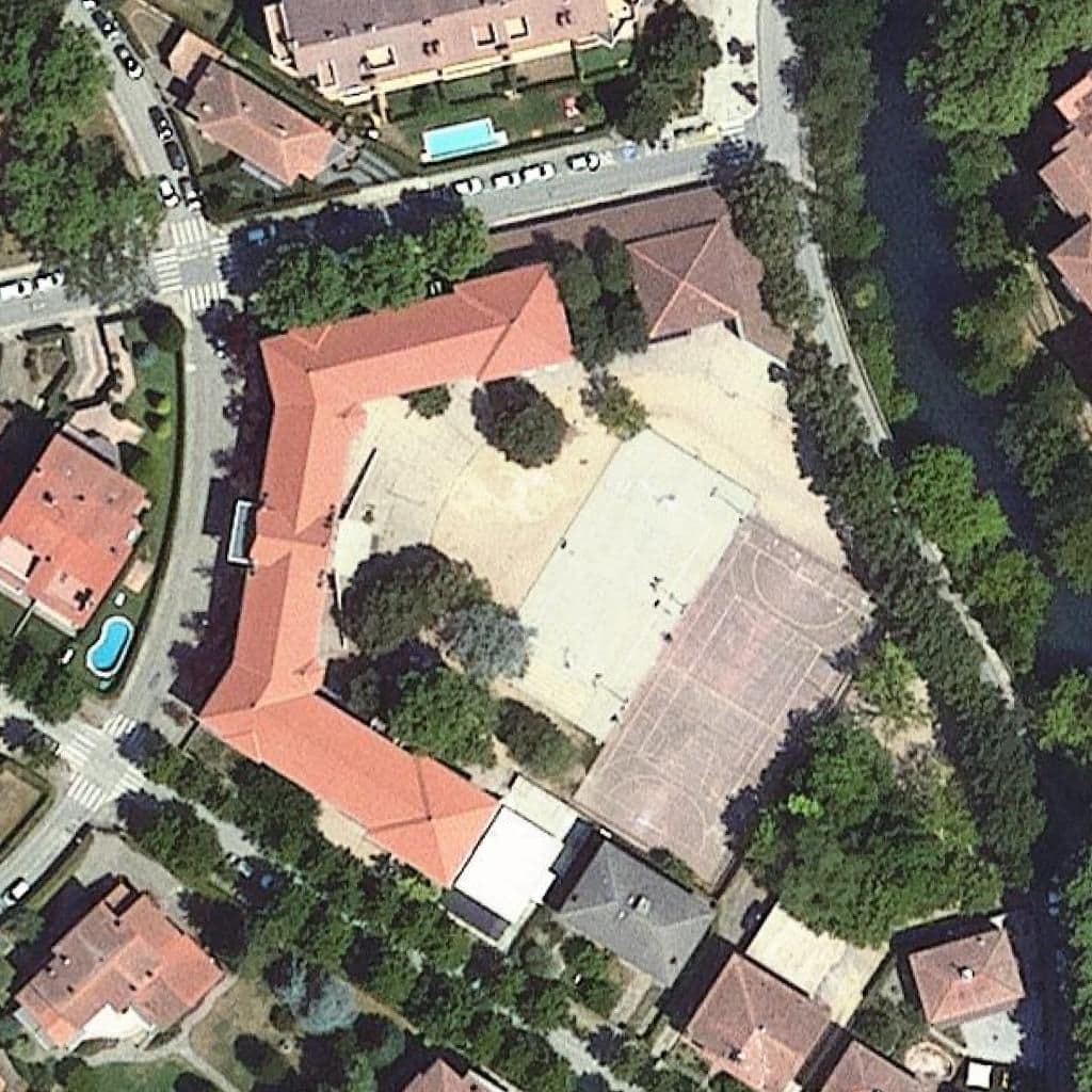 Вид згори на територію школи «Escola Malagrida»