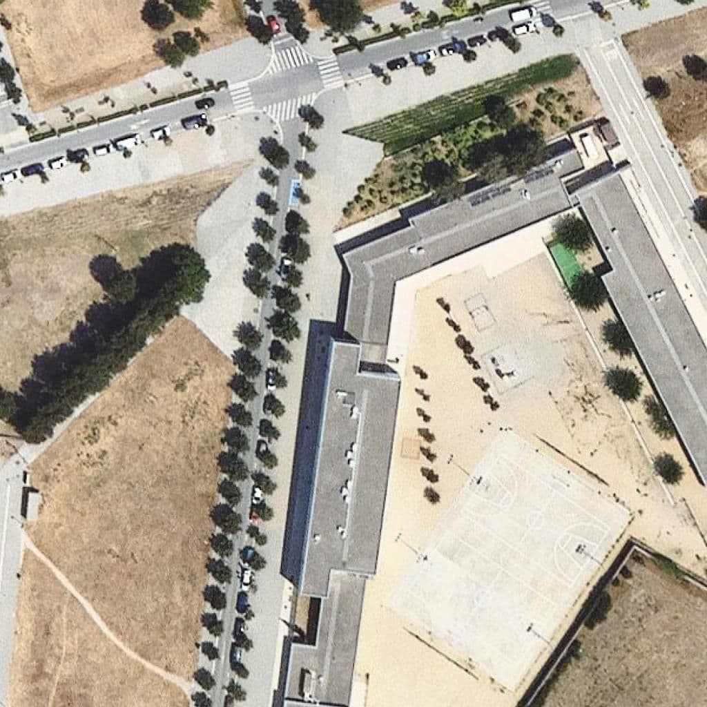 Вид сверху на территорию школы «Escola Parc De Les Aigües»