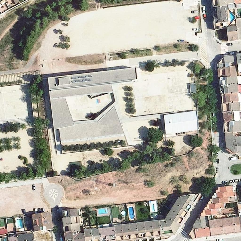 Вид згори на територію школи «Escola Joncadella»