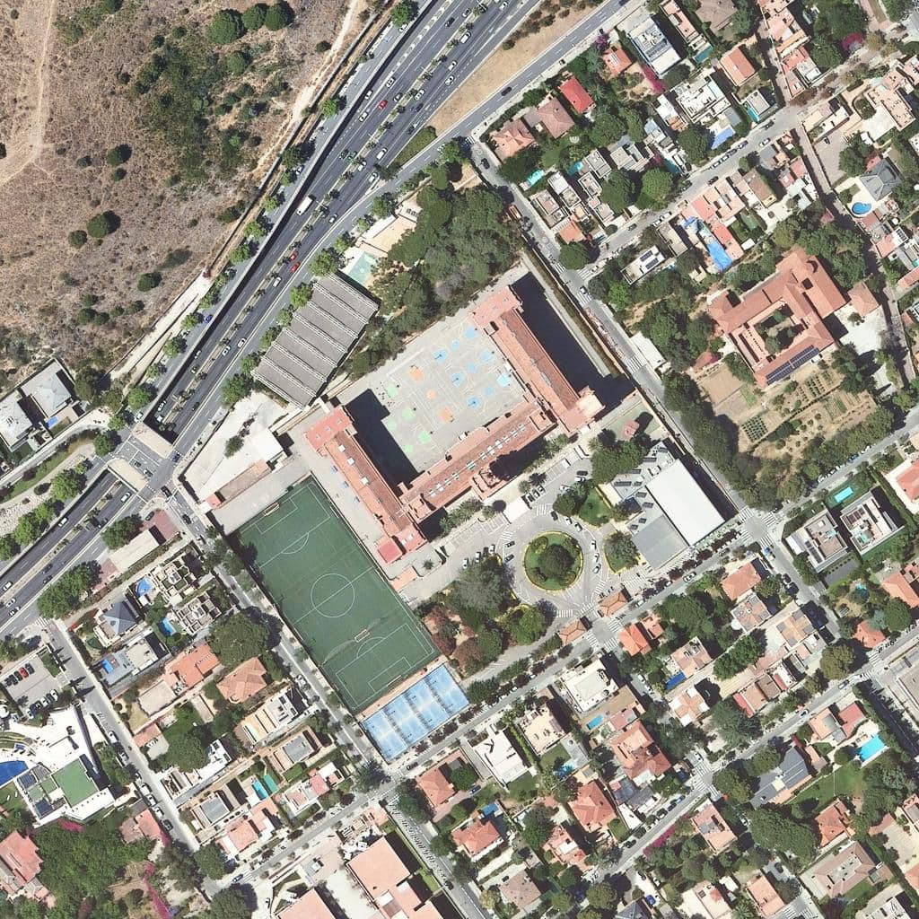 Вид сверху на территорию школы «Escola Pia De Sarrià-Calassanç»