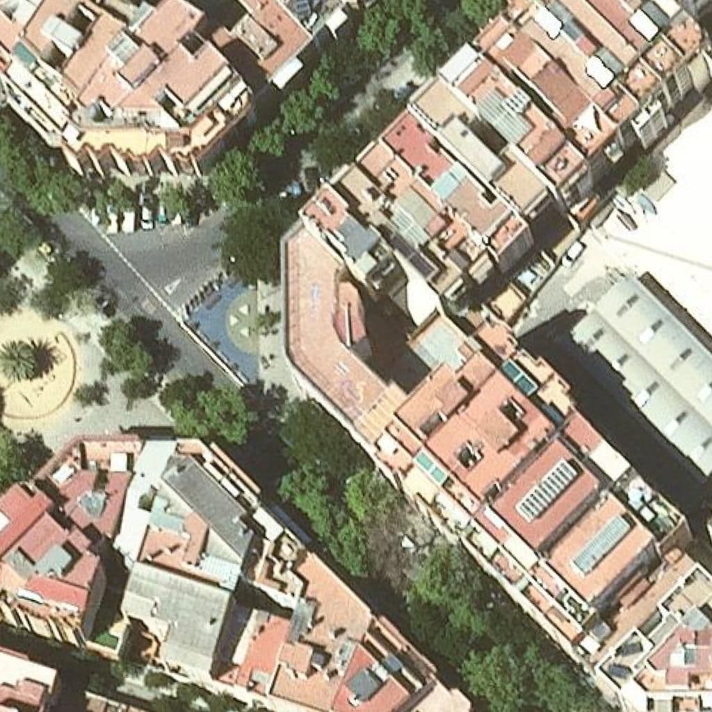 Вид сверху на территорию школы «Escola Emili Juncadella»