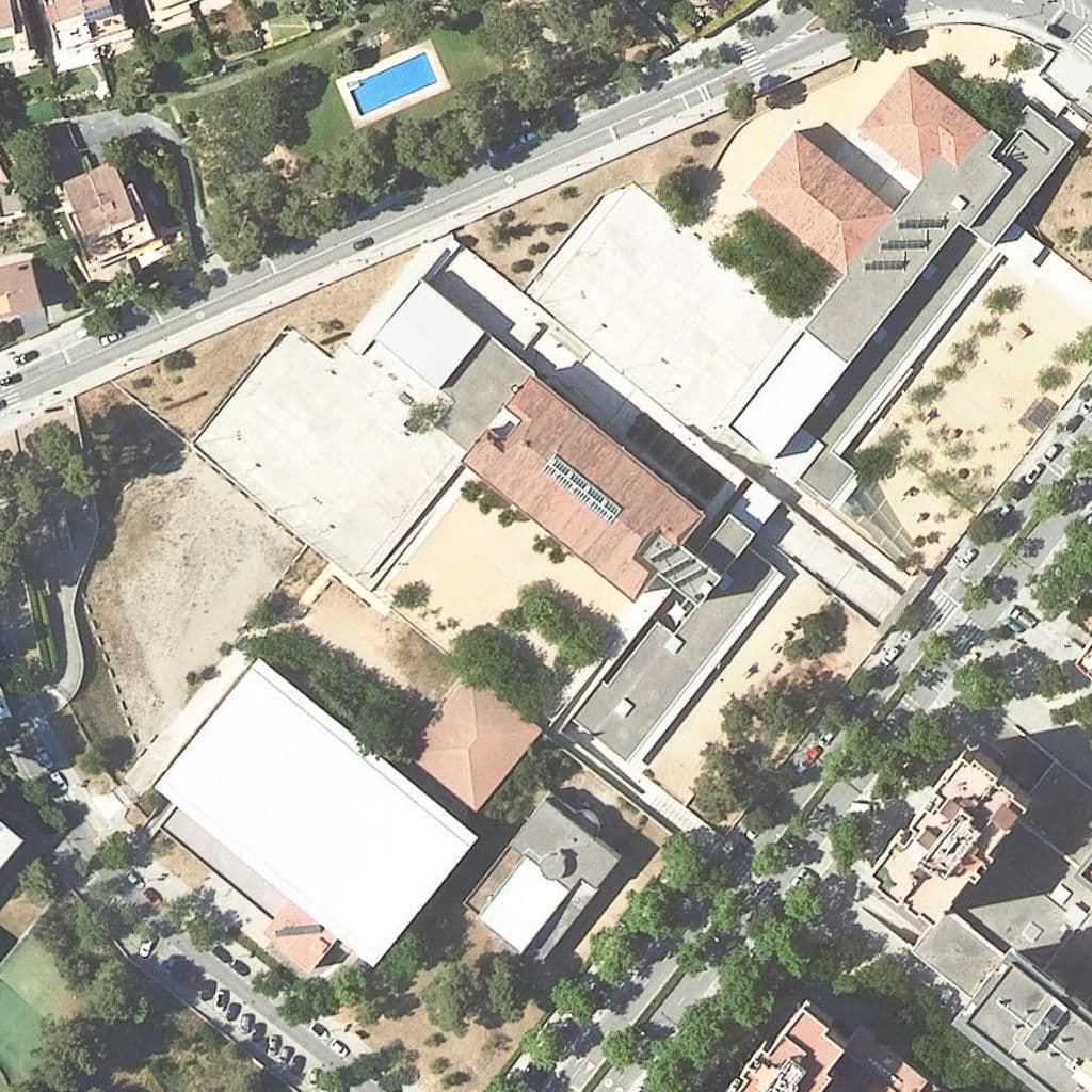 Aerial view of the grounds of Escola Can Roca