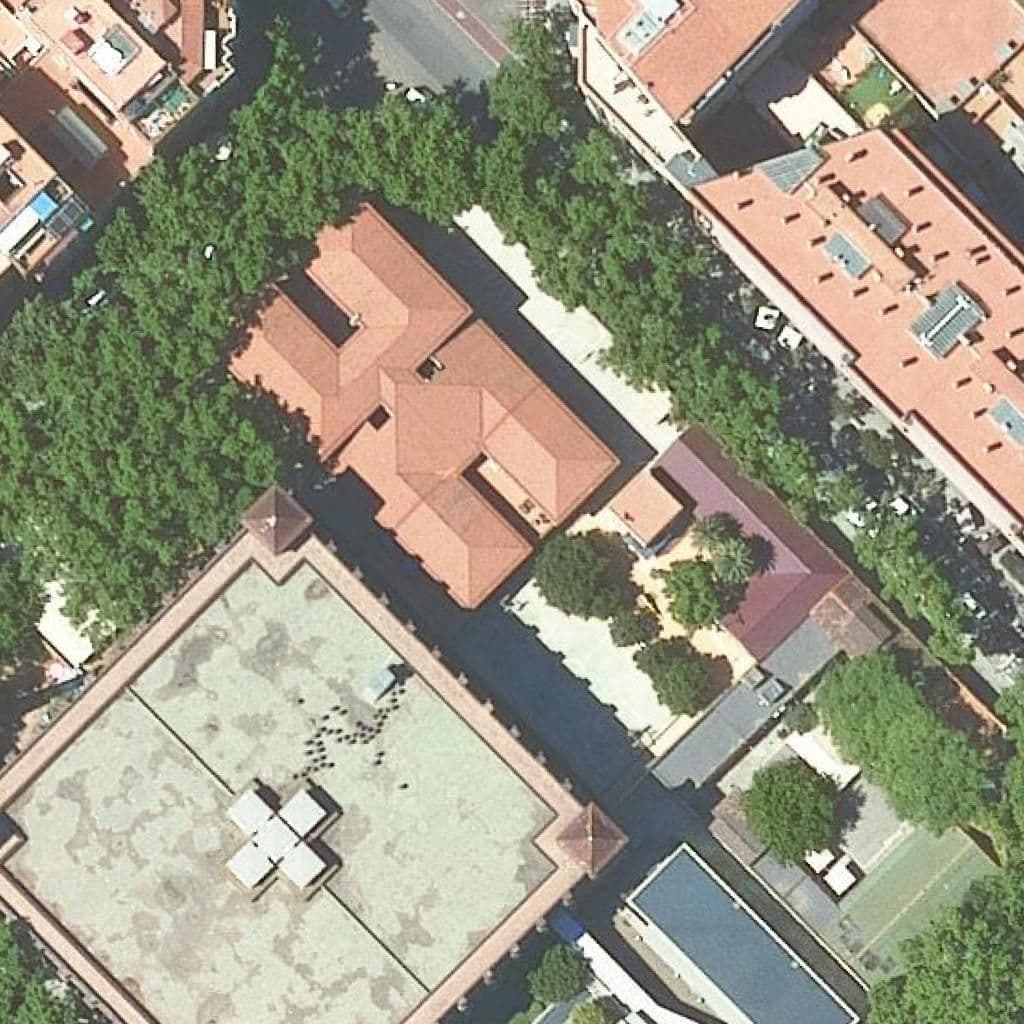 Вид сверху на территорию школы «Escola Antoni Brusi»