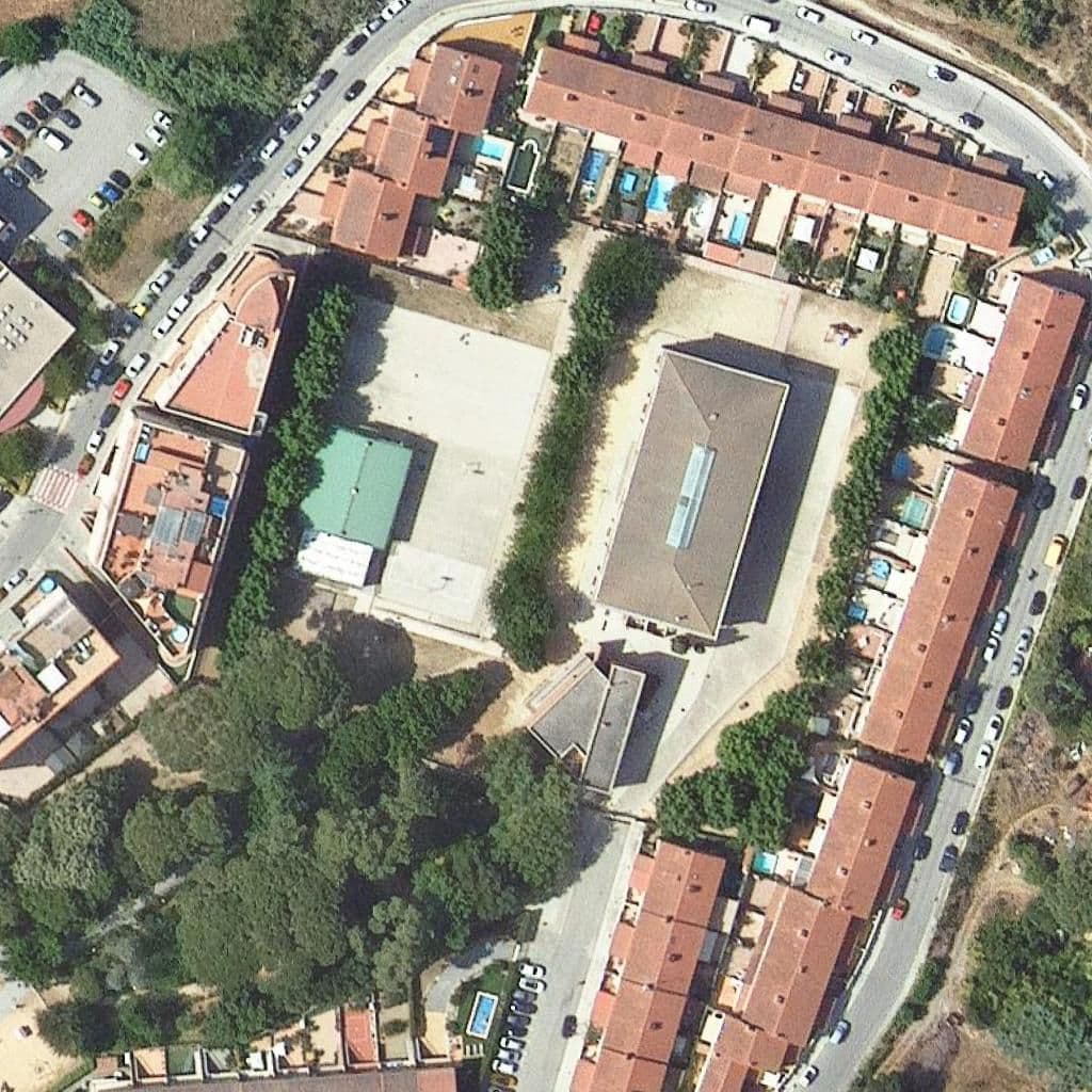 Вид сверху на территорию школы «Escola Palau D'ametlla»