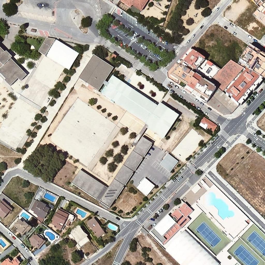 Вид згори на територію школи «Institut Baix Penedès»