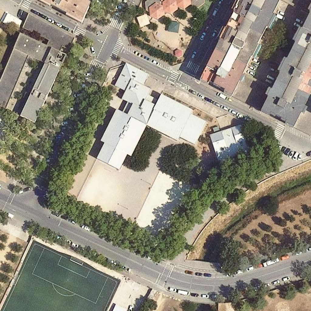 Вид сверху на территорию школы «Escola Josep Dalmau I Carles»