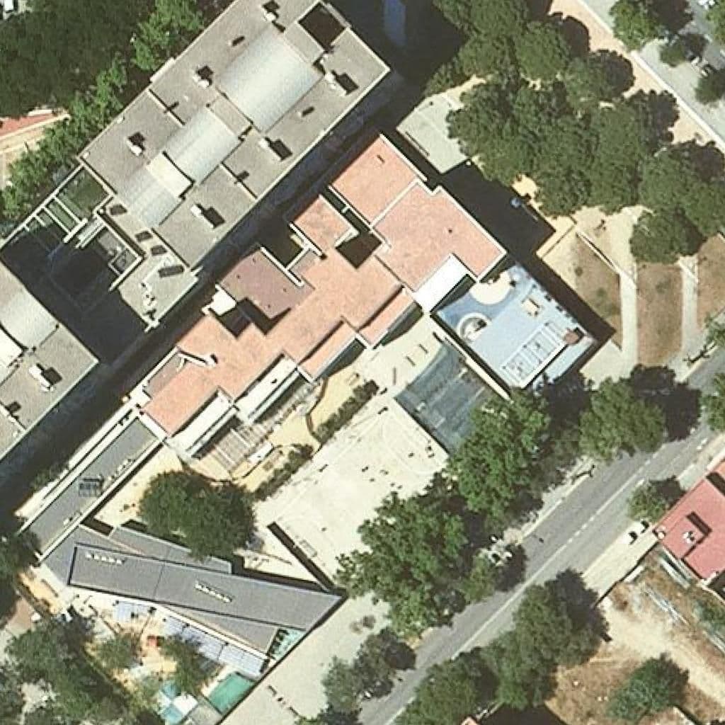 Вид сверху на территорию школы «Escola Poblenou»