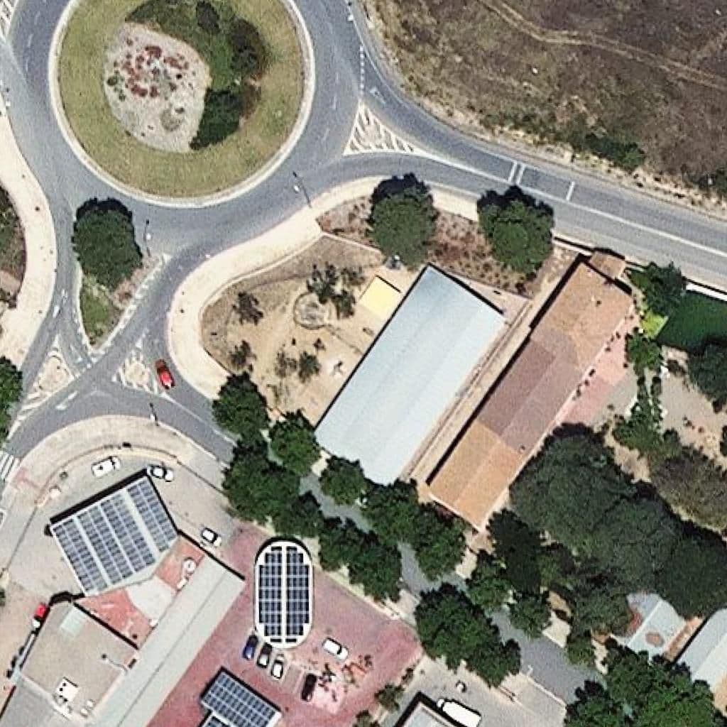 Вид сверху на территорию школы «Escola Bressol El Lligabosc»