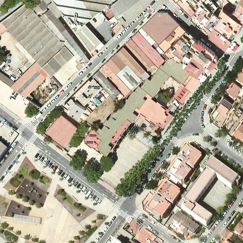 Вид згори на територію школи «Escola Gras I Soler»