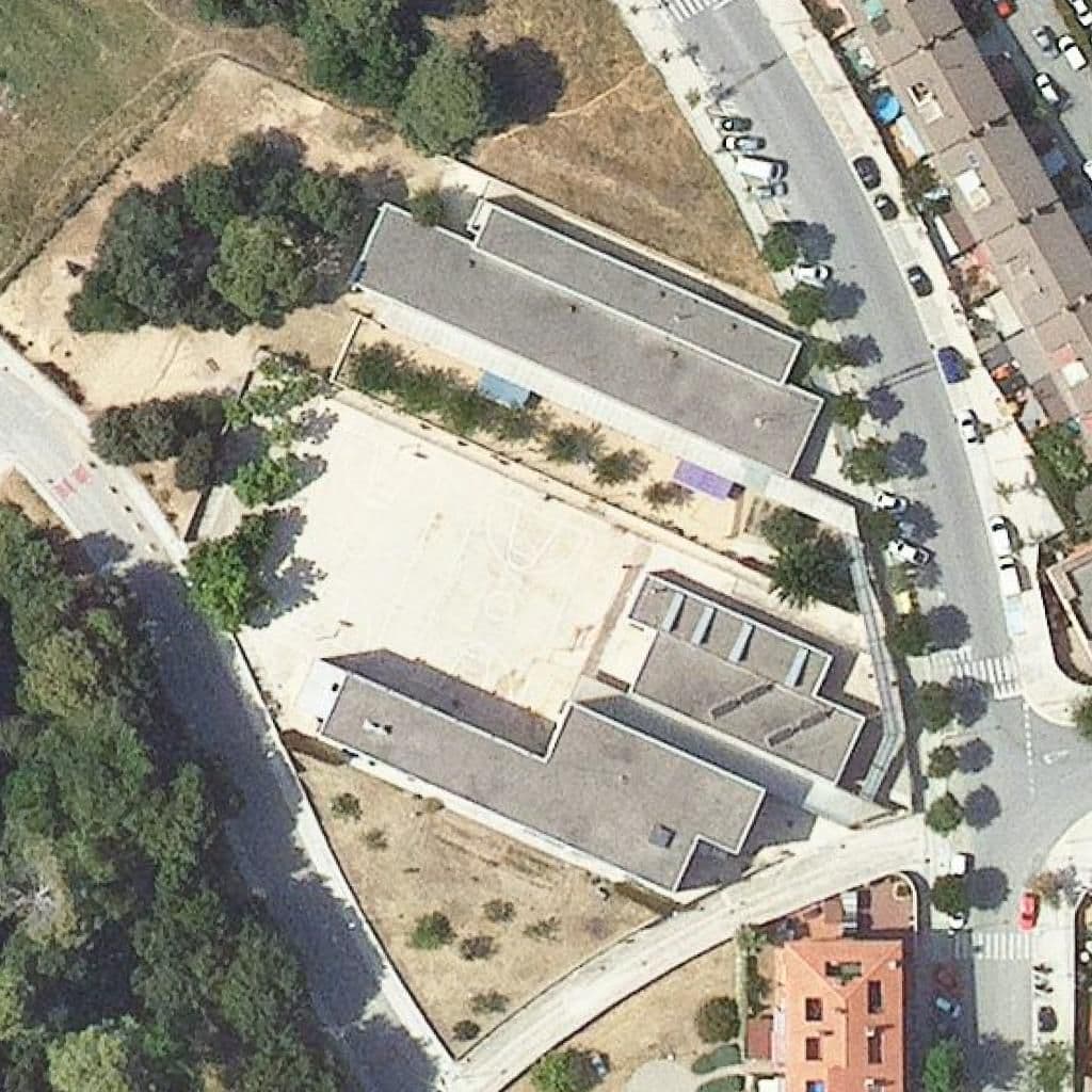 Вид згори на територію школи «Escola Roser Capdevila»