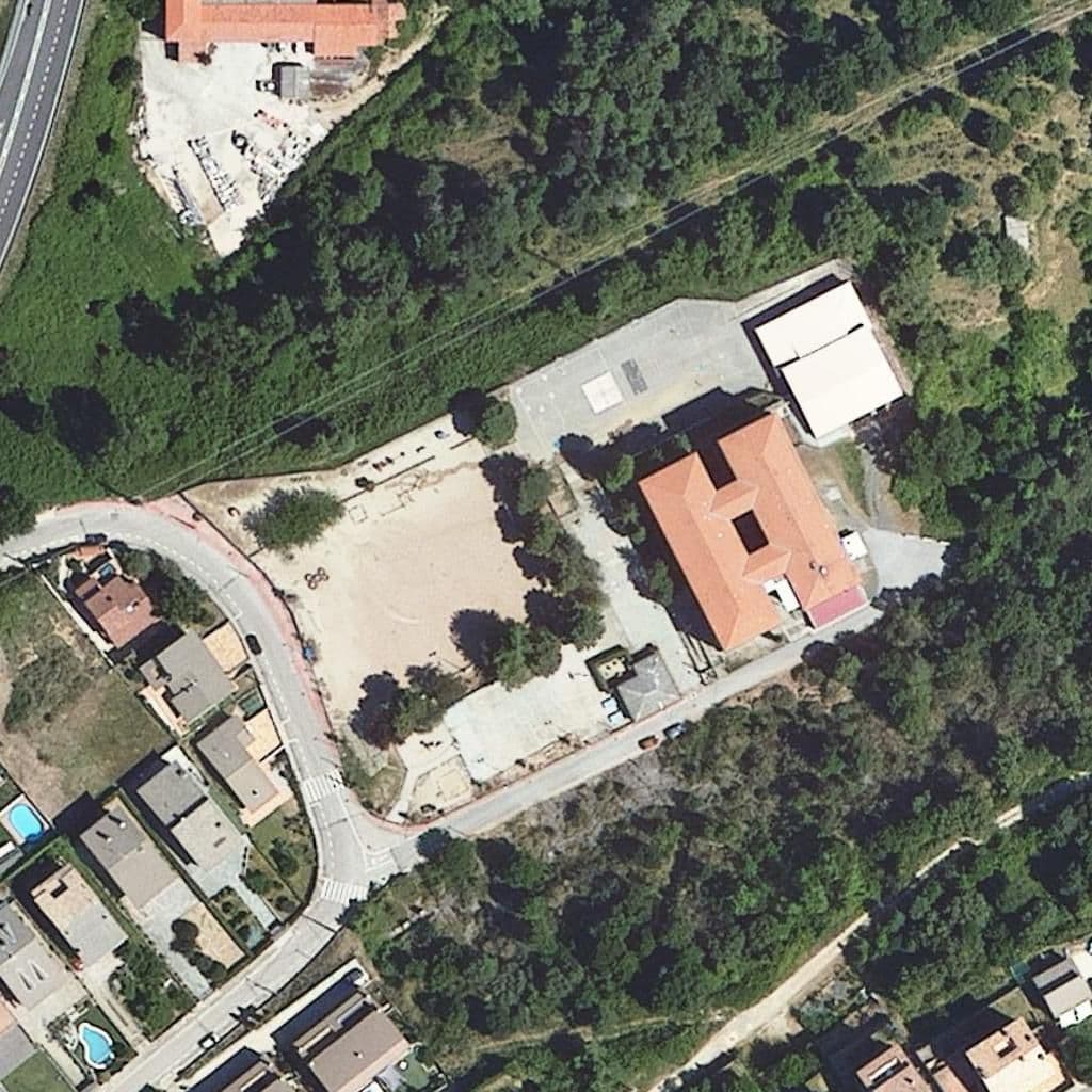 Вид сверху на территорию школы «Escola Santa Eulàlia»