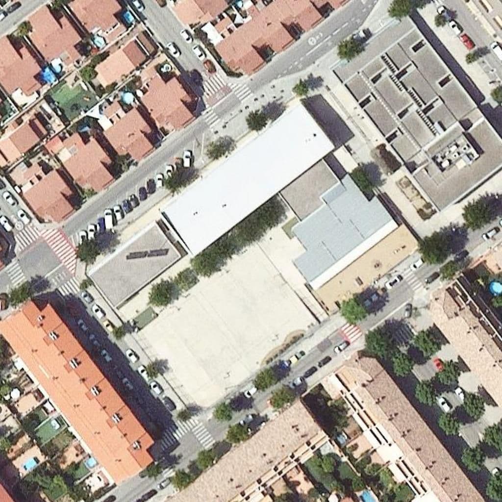 Вид згори на територію школи «Escola Joan Blanquer»