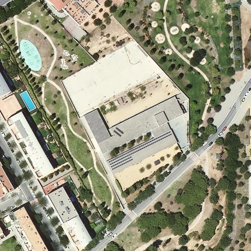 Aerial view of the grounds of Escola Miquel Martí I Pol