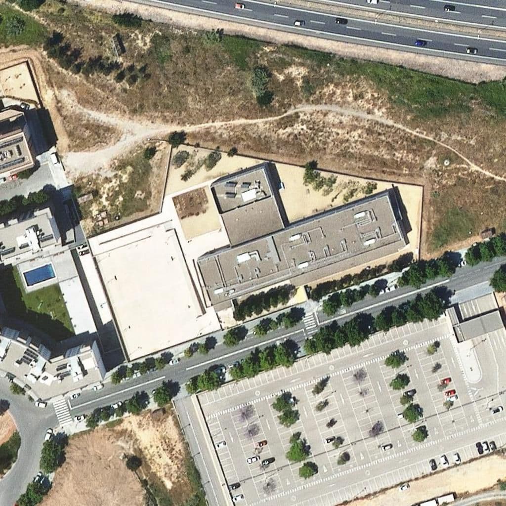 Вид сверху на территорию школы «Escola Tarragona»