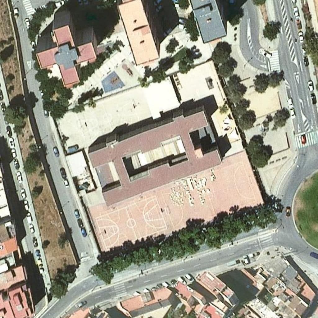 Вид сверху на территорию школы «Institut Escola Turó D'en Caritg»