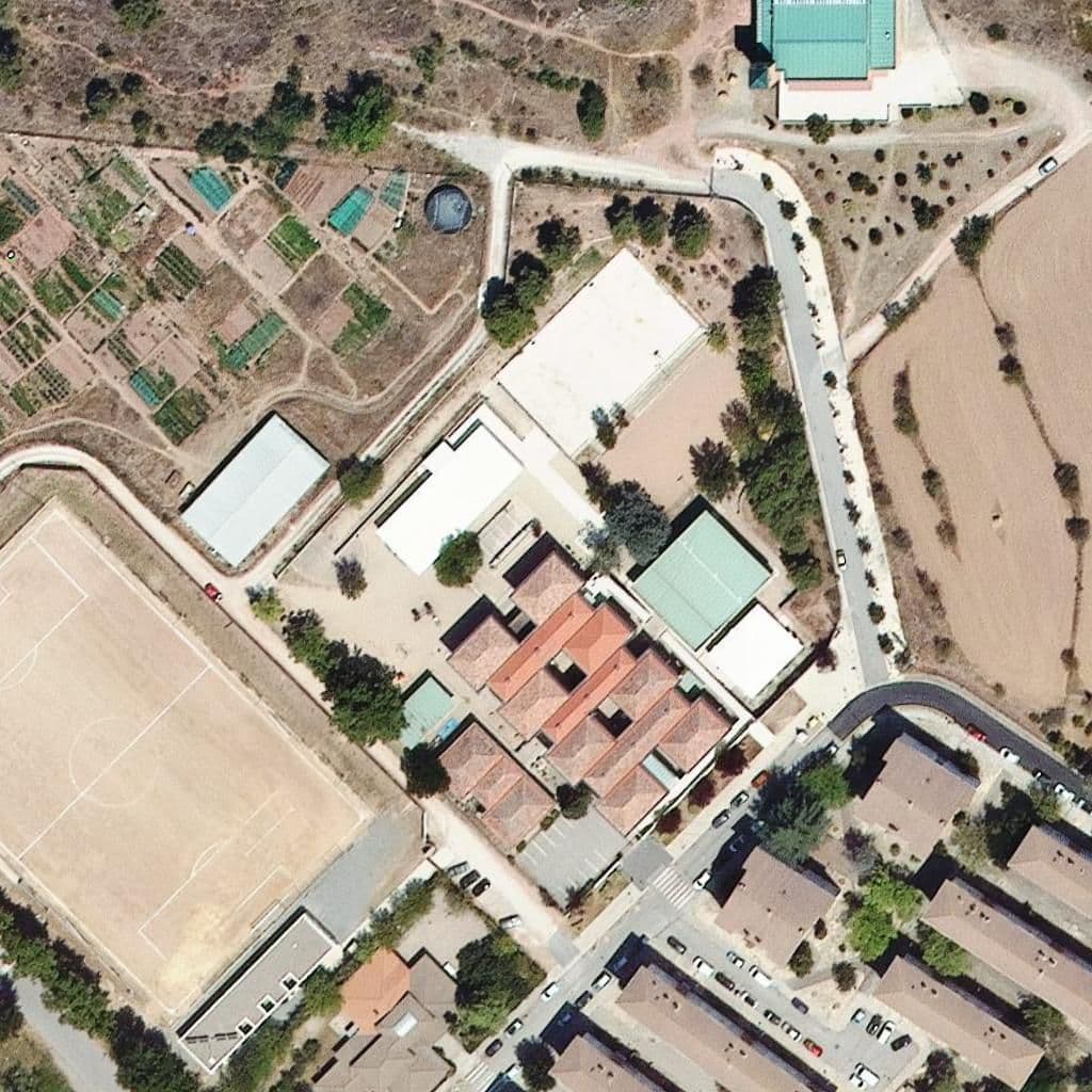 Вид згори на територію школи «Escola Muntanya Del Drac»