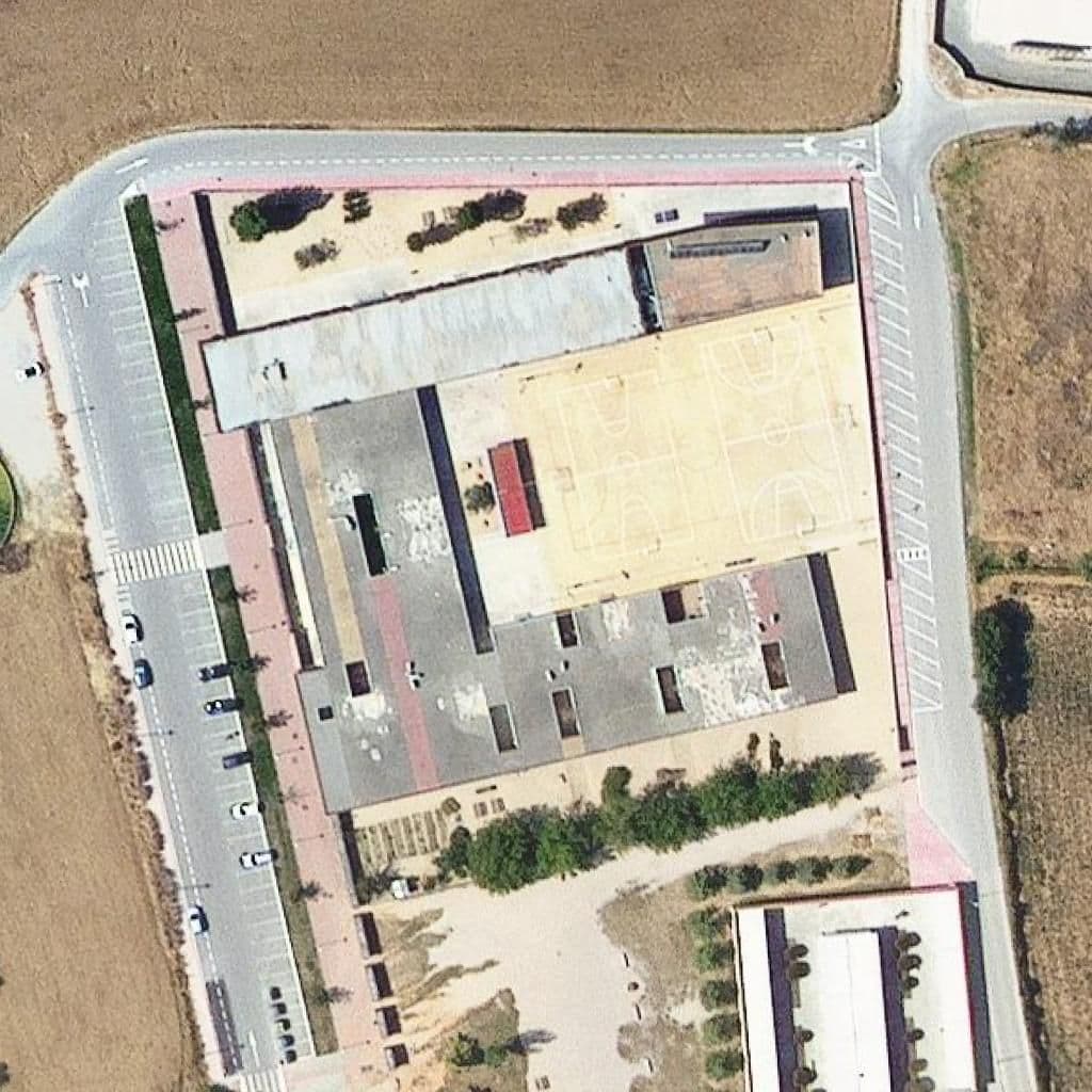 Вид сверху на территорию школы «Escola Camins»