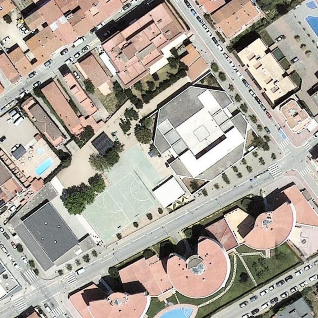 Вид згори на територію школи «Escola Portitxol»
