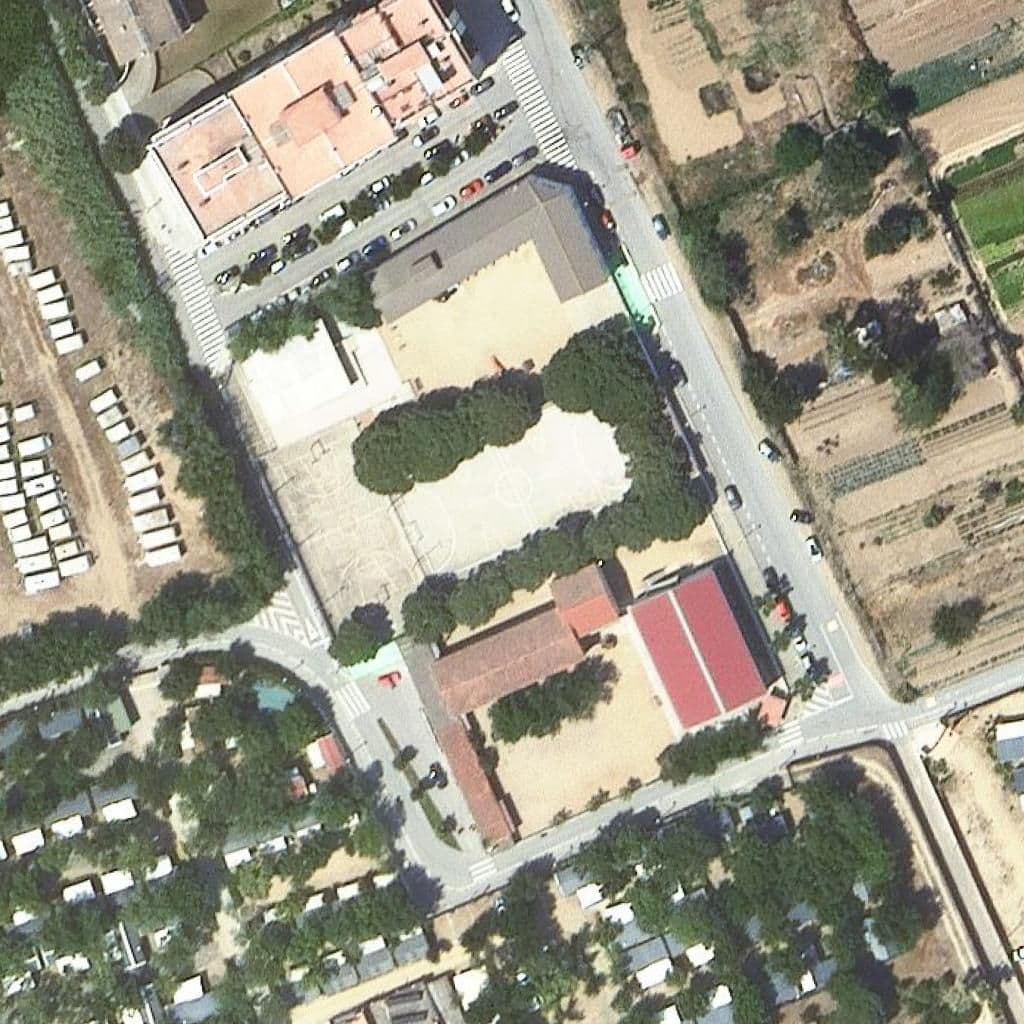 Вид згори на територію школи «Escola Antoni Doltra»