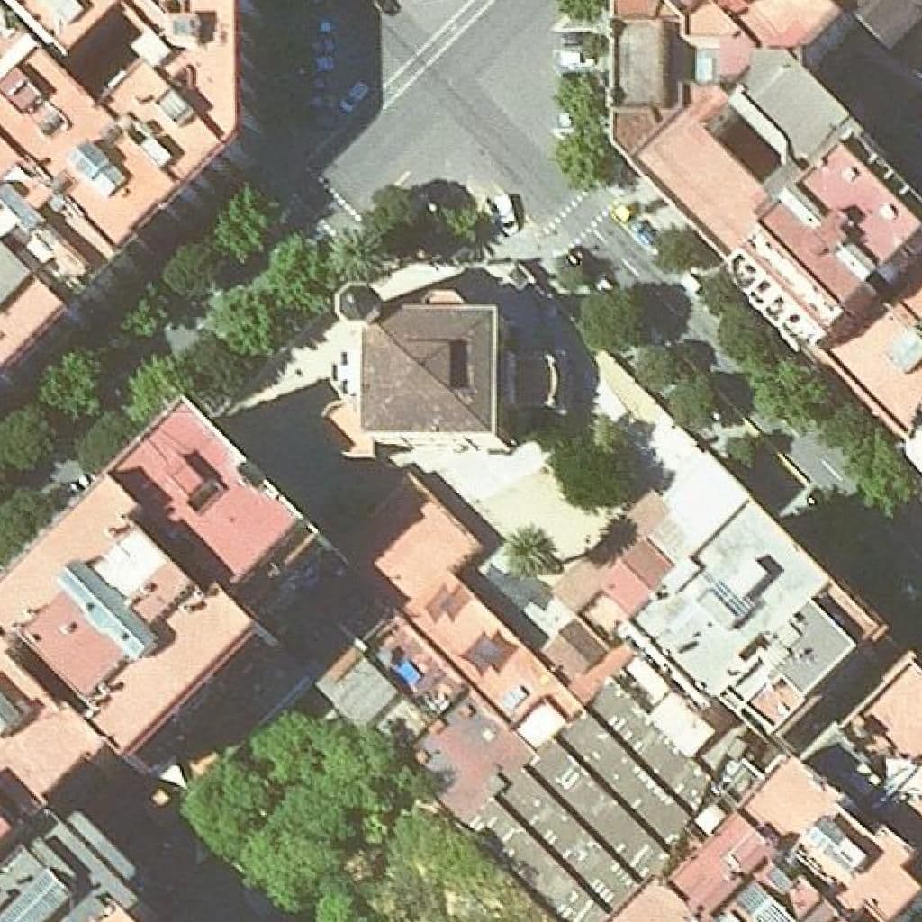 Вид згори на територію школи «Santa Anna-Eixample»