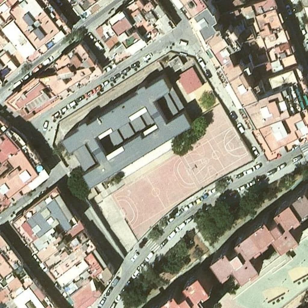 Вид сверху на территорию школы «Escola Feliu I Vegués»