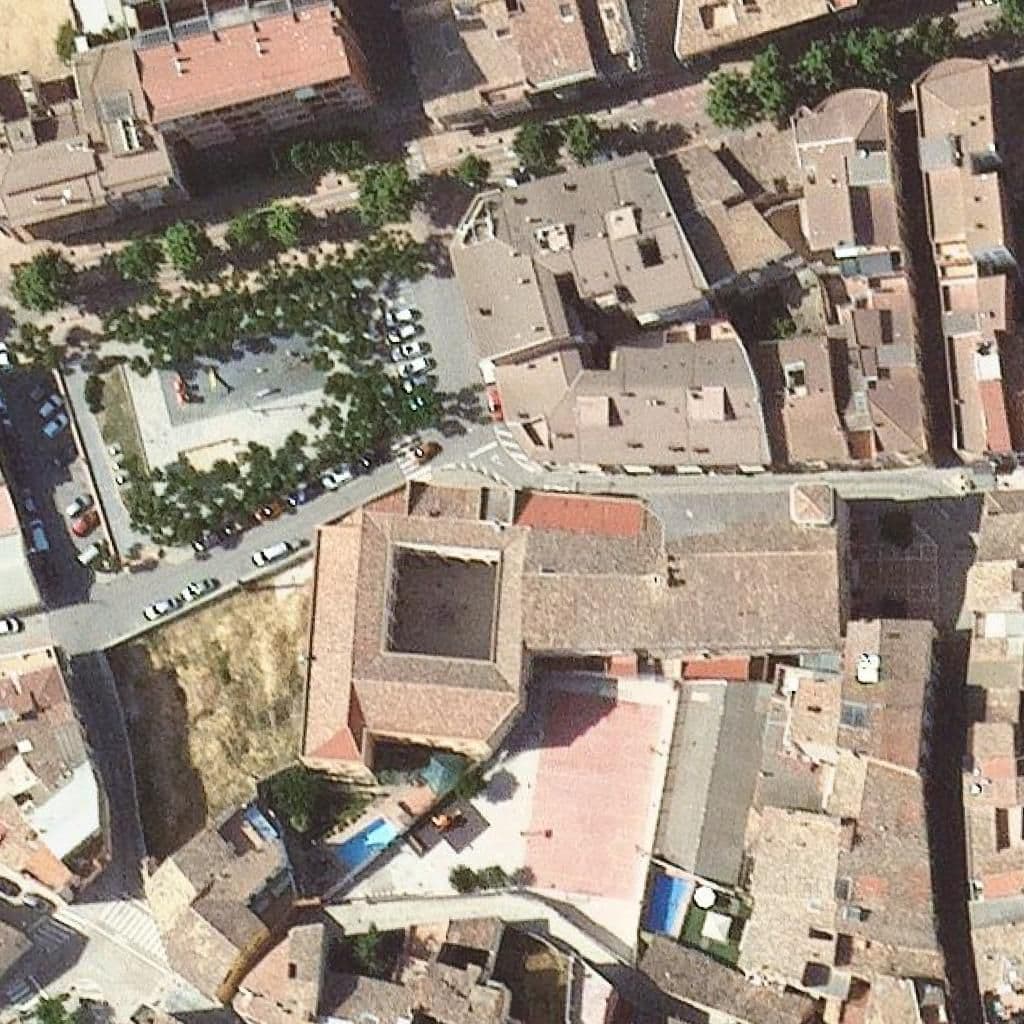 Вид згори на територію школи «Escola Pia De Tàrrega»