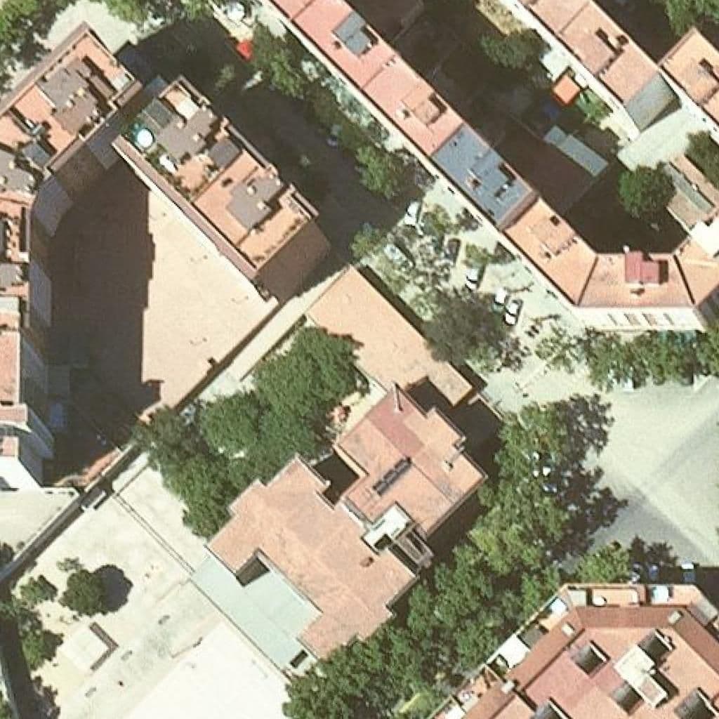Вид сверху на территорию школы «Escola Bressol Municipal L'estació»