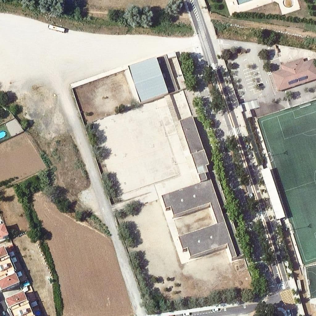 Вид згори на територію школи «Institut De Lliçà»
