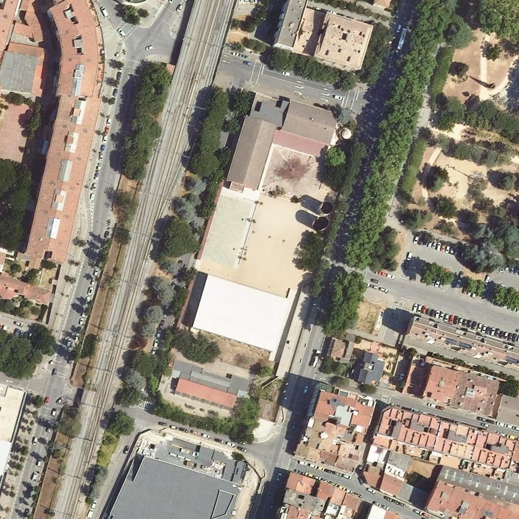 Вид сверху на территорию школы «Escola Cassià Costal»