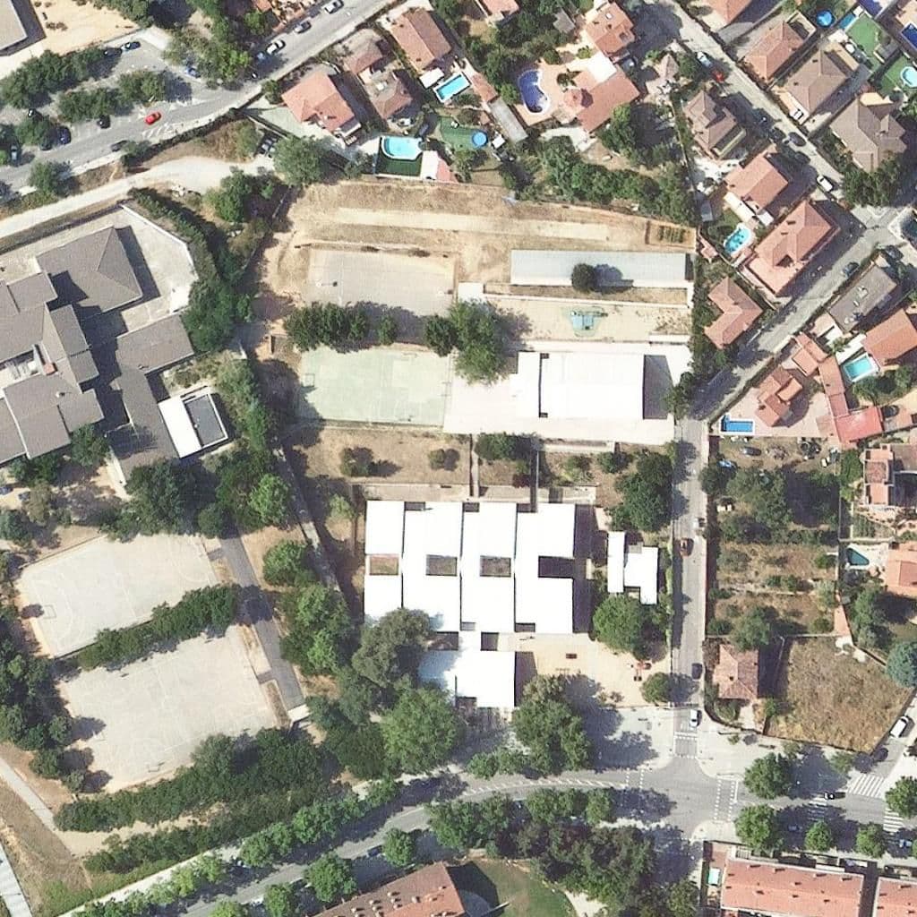 Вид згори на територію школи «Escola Carles Buïgas»