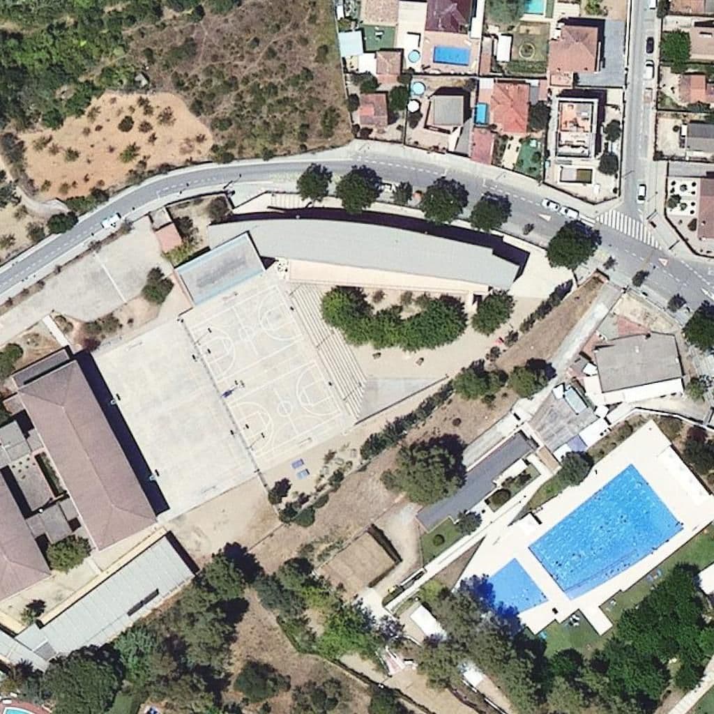 Вид згори на територію школи «Escola Sant Antoni»