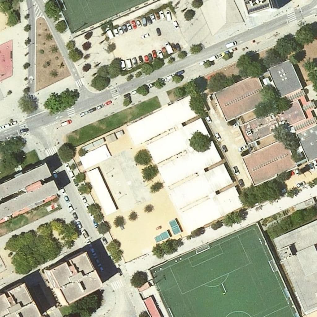 Вид згори на територію школи «Escola Paco Candel»