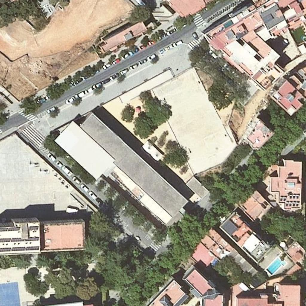 Вид згори на територію школи «Escola Torrent De Can Carabassa»