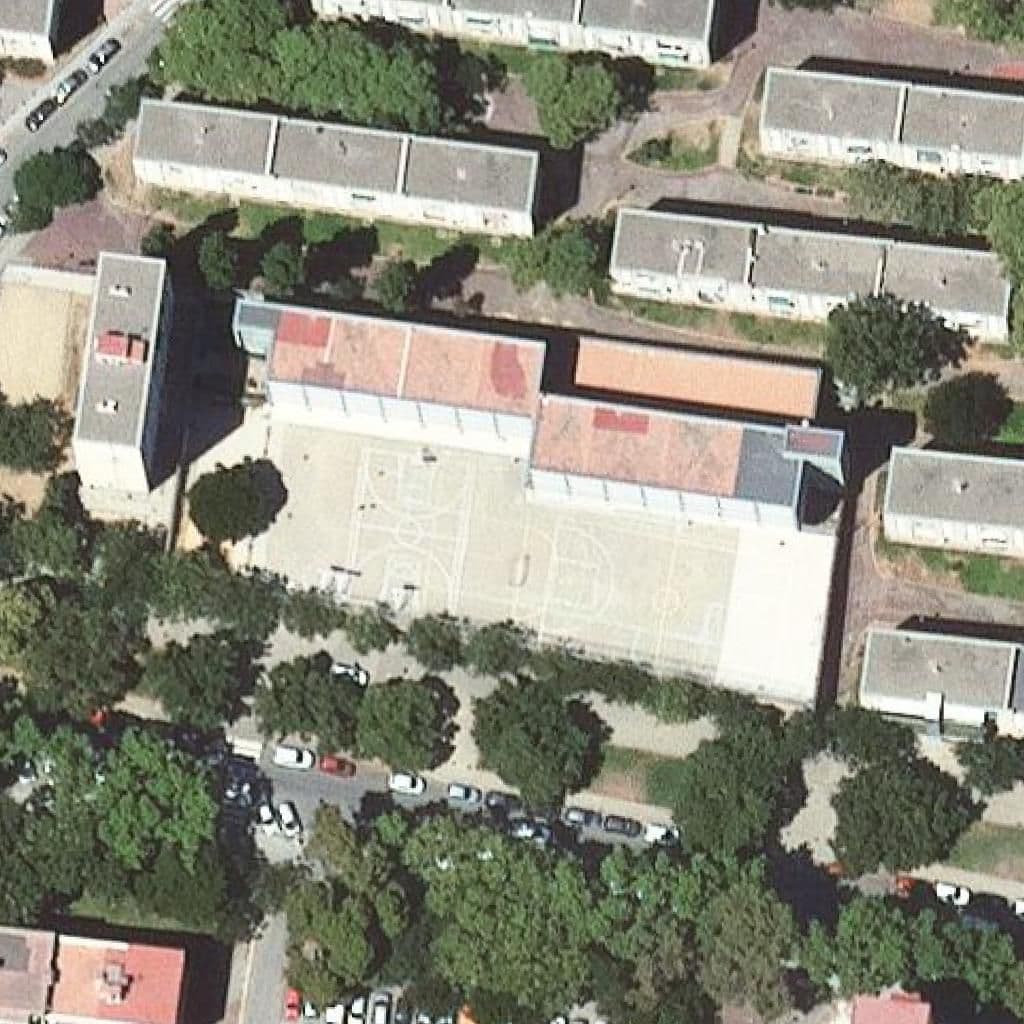Вид сверху на территорию школы «Escola Marinada»