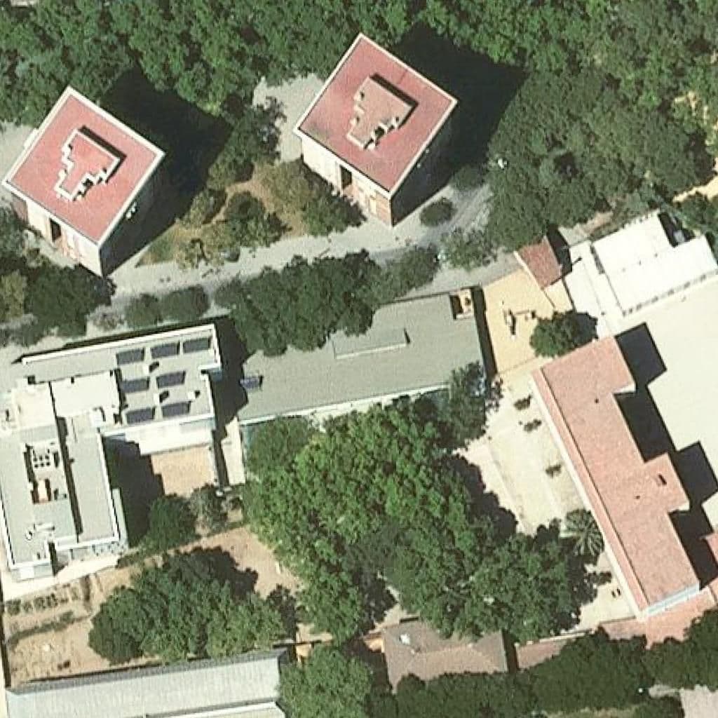 Вид сверху на территорию школы «Escola Bressol Les Quatre Torres»