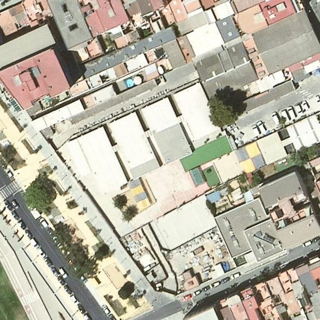 Вид згори на територію школи «Escola Santa Coloma»